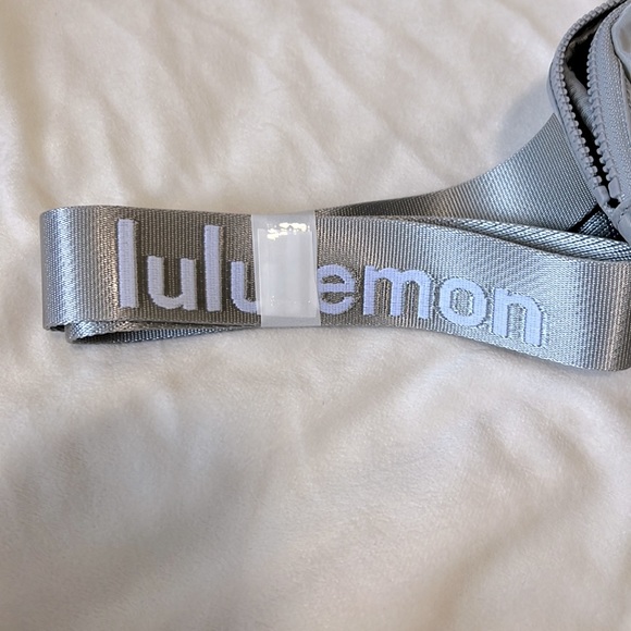 Lululemon everywhere belt bag 1L silver drop word mark - Picture 14 of 14